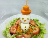 Foto del paso 5 de la receta: Hombrecillo de nieve en colchón de ensalada