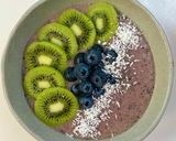 Hình bước làm 3 của món Smoothie bowl dâu tây, chuối, táo, kiwi, việt quất, sữa chua Hy Lạp, dừa vụn, hạt chia
