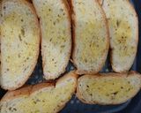 Foto langkah ke 3 dari resep Corn cream soup with Crispy Garlic bread.
