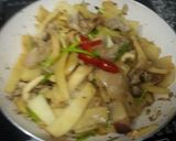 Hình bước làm 3 của món Măng xào thịt nấm 🍄