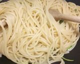 A picture of step 2 of Aglio, olio, peperoncino con zucchine.