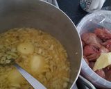A picture of step 1 of Chicken,onion and whole potatoes soup.