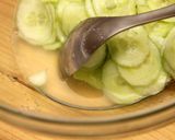 Klasszikus uborkasaláta recept fázis 4 fotója