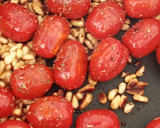 Foto del paso 4 de la receta: Noodles con verduras, cherrys y cerdo con piñones al Wok
