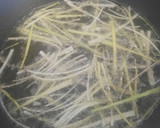 Foto del paso 3 de la receta: Bacalao confitado con crujiente de puerro
