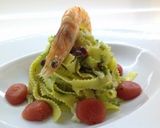 Foto del passaggio 12 della ricetta Pappardelle ricce con mazzancolle, crema di fave fresche e pachino caramellato