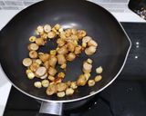 รูปขั้นตอนการทำที่ 4 ของ ข้าวผัดไส้กรอกอกไก่ซอสมะขาม