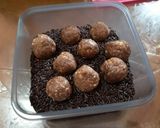 Foto langkah ke 4 dari resep Bola Bola Coklat Pelangi Biskuit Marie.