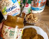 Une image de l'étape 1 de Snack proteiné et gourmand au beurre de cacahuètes, chocolat, flocons d’avoine et fruits secs.