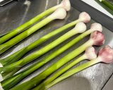 Hình bước làm 2 của món Gỏi Tỏi Non Lý Sơn
