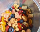 รูปขั้นตอนการทำที่ 1 ของ ยำกีวีเบอร์รี่ส์ 🥝 🫐 / Spicy kiwi & mixed berries salad 🥗