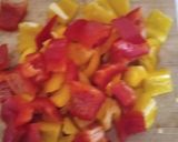 Foto del passaggio 2 della ricetta Pollo e peperoni al forno