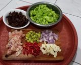 Foto langkah ke 1 dari resep Tumis Pare Ayam Jamur Kuping.