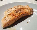 Foto langkah ke 5 dari resep Pan-fried Salmon sederhana, cepat, dan praktis.