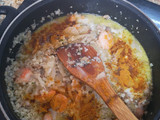 Falso risotto de coliflor al curry con langostinos y champiñones