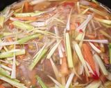 Une image de l'étape 3 de Yaki Udon au poulet sauté cacahuètes.