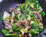 รูปขั้นตอนการทำที่ 4 ของ บะหมี่จีนเส้นหยักผัดหม่าล่า หมูสไลซ์