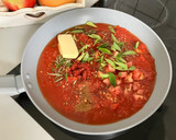 Foto del paso 5 de la receta: Pimientos y tomates rellenos de arroz en salsa de tomate al horno al estilo griego