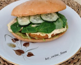 Foto del paso 7 de la receta: Mollete de burger de pollo con hummus y guacamole
