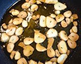 Foto del paso 3 de la receta: Filetes de lubina al horno con su propio pil pil