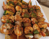 Foto del paso 4 de la receta: Brochetas de langostinos y verduras al ajillo