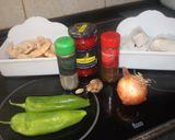 Foto del paso 1 de la receta: Merluza con gambas en salsa de tomate