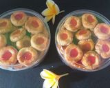 Foto langkah ke 6 dari resep Strawberry Thumbprint Cookies.