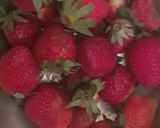 A picture of step 1 of Strawberry lassi.