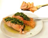 Foto del paso 8 de la receta Salmón escalfado con vinagreta de hierbas