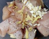 Hình bước làm 1 của món Ức Gà Chiên Sốt Cam Mật Ong