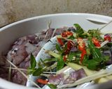 Hình bước làm 1 của món Cá nục, mực hấp cuốn bánh tráng