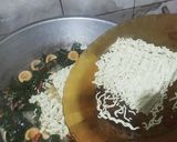 Foto langkah ke 4 dari resep Mie Kuah Daun Pepaya Jepang.