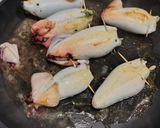 Foto del passaggio 4 della ricetta Calamari farciti con provola e pinoli