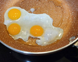 Foto del paso 7 de la receta: Huevos de codorníz en panecillo con aguacate y queso crema