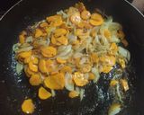 Foto del paso 2 de la receta: Omelette de cebollas caramelizadas, zanahoria y choclo..