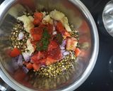 मोड आलेल्या मुगाची भेळ (mod alelya moongachi bhel recipe in marathi) रेसिपी स्टेप 3 फोटो 