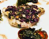 Foto del paso 3 de la receta: Pescado en Costra de Semillas y Aceitunas Negras, acompañado de Uvalinas y Aceitunas en Ensalada