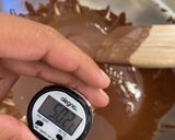 Foto del paso 3 de la receta: Bombones de chocolate rellenos de mazapán