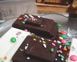 व्हाइट एंड डार्क चॉकलेट (White and dark chocolate recipe in Hindi) रेसिपी चरण 5 फोटो