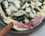 Foto del passaggio 5 della ricetta Focaccia gratinata ripiena, con bordo al prosciutto cotto