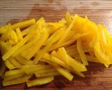 A picture of step 3 of Linguine with Clams, Yellow Bell Pepper, and Green Chili.