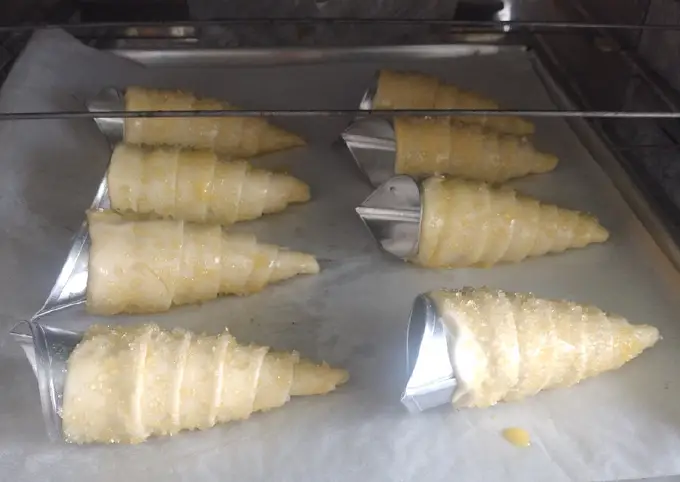 Langkah-langkah untuk membuat Resep Rhum Horn Coklat rumahan