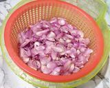 Foto langkah ke 2 dari resep Bawang goreng renyah.