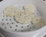 Foto del paso 2 de la receta: Salmón con cebolla al vapor (microondas)