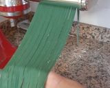 Foto del paso 5 de la receta: Tallarines verdes de espirulina (pasta fresca)