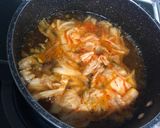 Gambar langkah 1 resipi Kimchi Ramyeon.