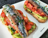 Foto del paso 4 de la receta: Tostada de sardina ahumada con guacamole y tomate