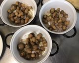 Une image de l'étape 8 de Cassolettes de saumon aux prunes, citron et champignons de Paris.