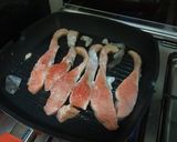 Foto langkah ke 5 dari resep Grilled Salmon with Baked Potato and Steamed Corn.