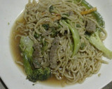 Foto del paso 3 de la receta: Fideos instantáneos con carne y verduras salteadas